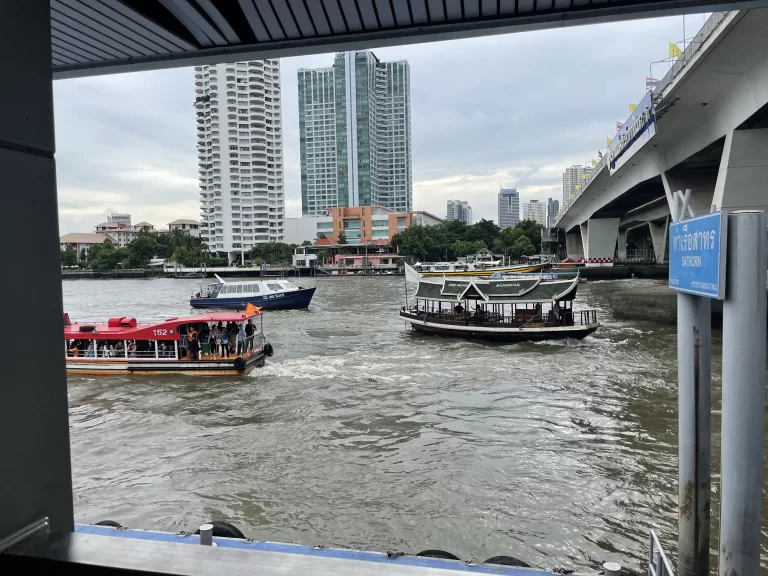 川を行き来するボートの様子