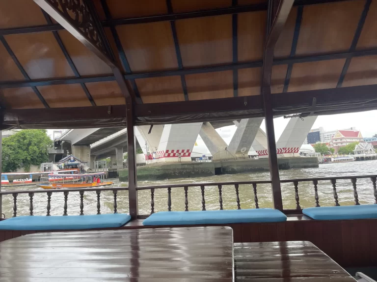 アナンタラシャトルボート船内の様子