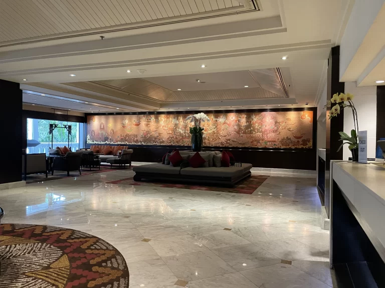 ロビーのソファ