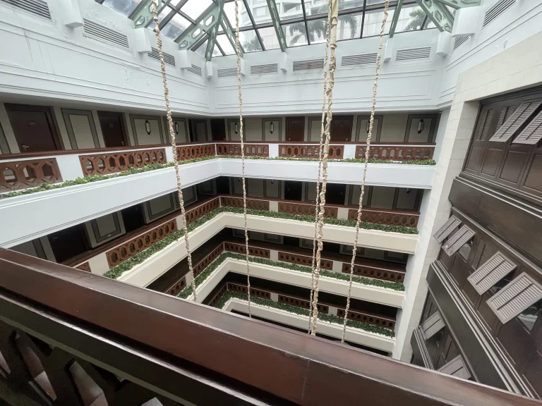 客室玄関扉前の中庭