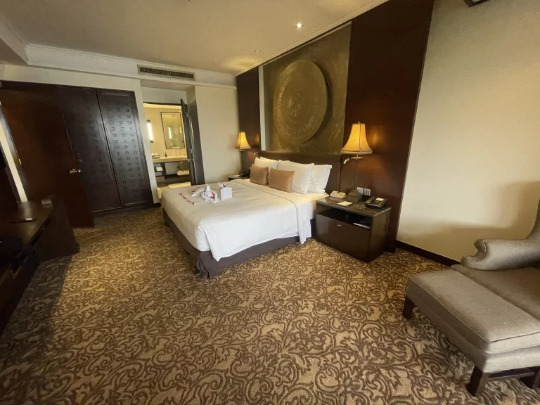 ベッドルームのクローゼットとシャワールームへの扉