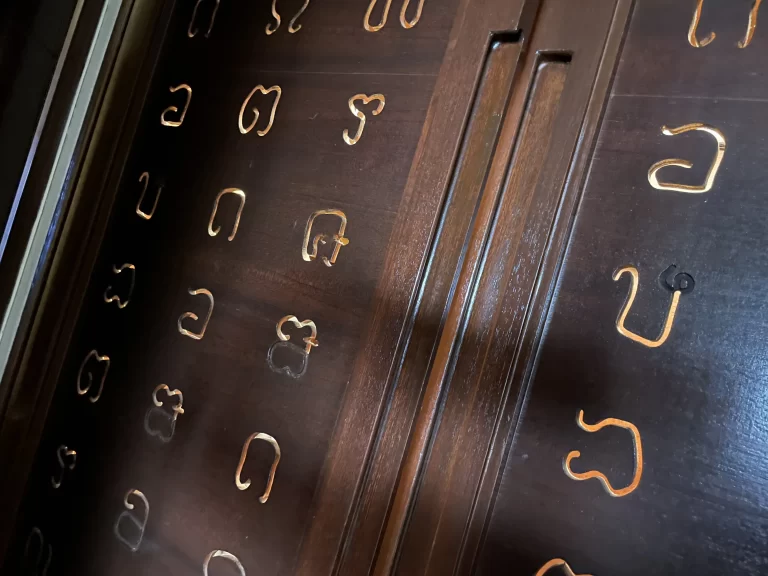 クローゼットの浮かび上がるタイ文字