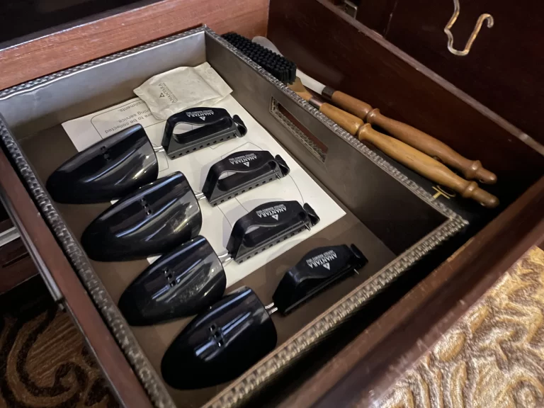 クローゼット内の靴のケア用品