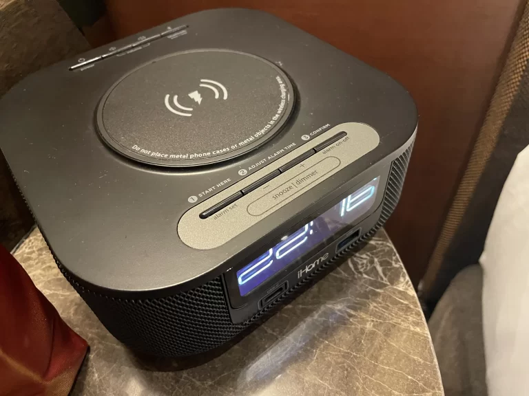 ベッド横のオーディオ機器