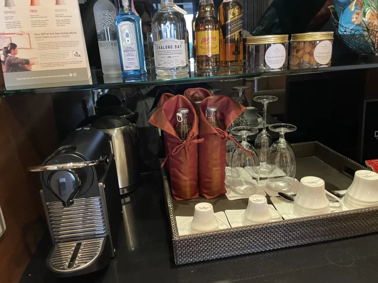 コーヒーメーカーや水のボトル