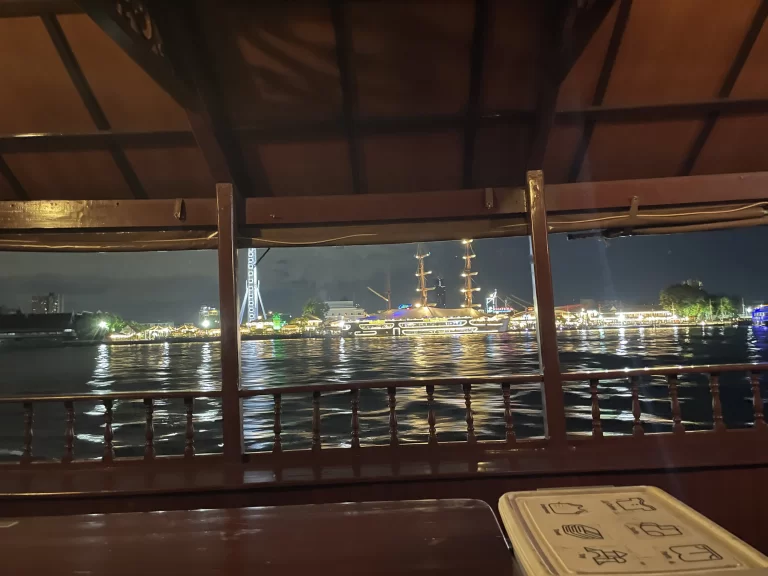 夜のホテルシャトルボート