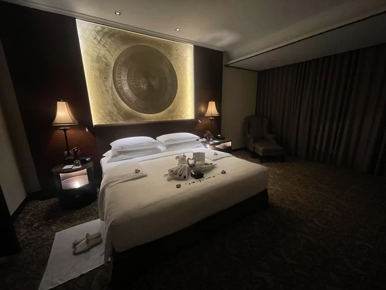 ターンダウン後のベッドルーム