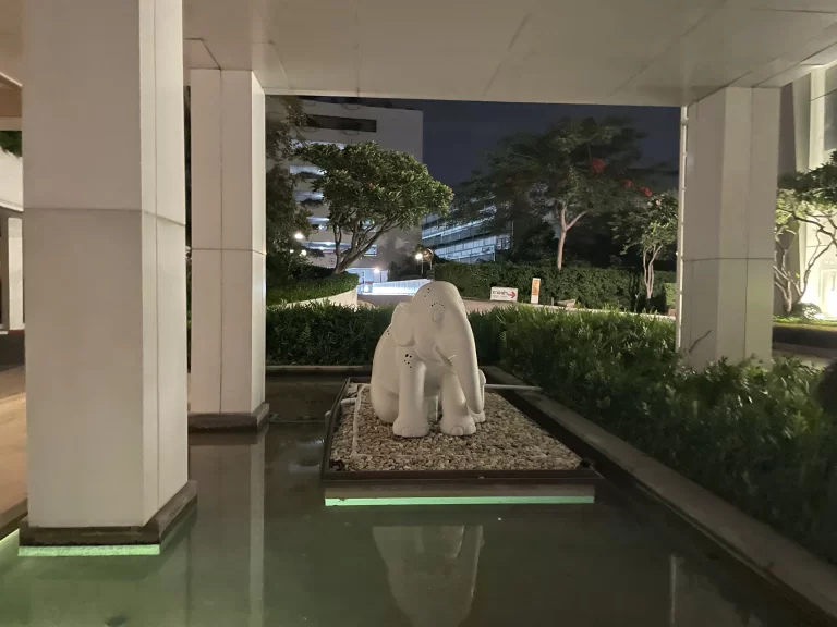 正面玄関前のゾウのオブジェ