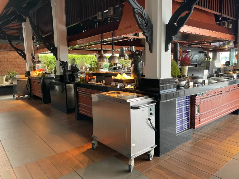 朝食会場・テラス側の料理コーナー