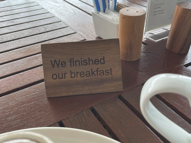 朝食終了した合図の置物