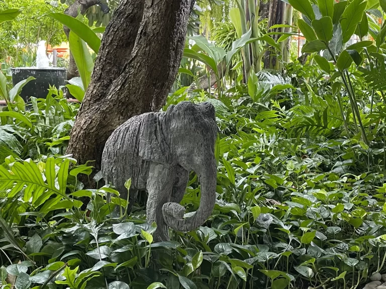 ガーデン内のゾウのオブジェ