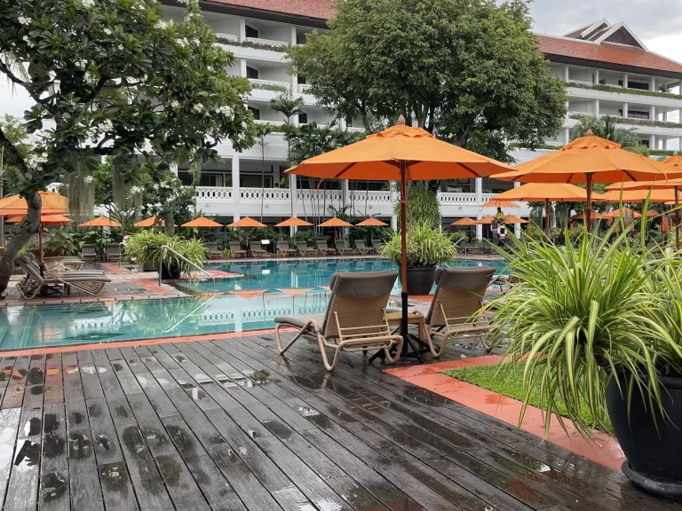 ガーデン内のプール