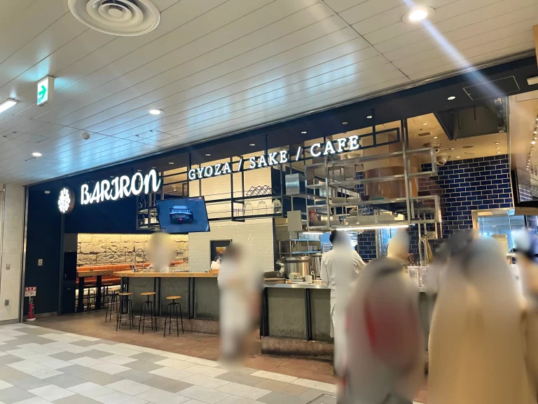 ビル内から見た店舗