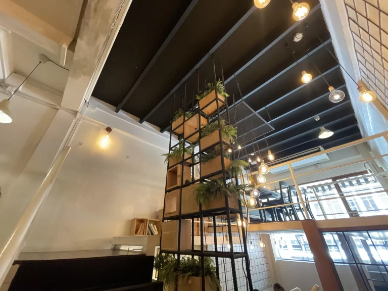 階段のキャビネット壁