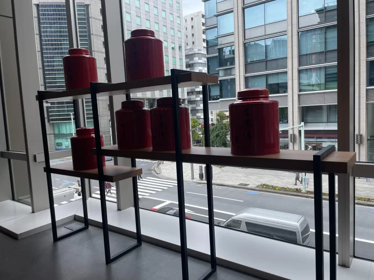 窓の前のインテリア