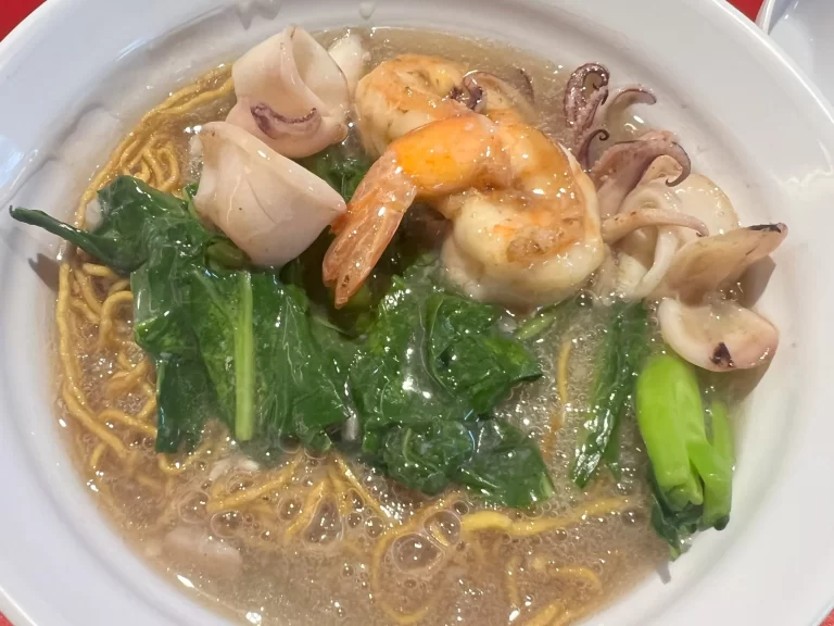 CRISPY EGG NOODLES WITH SEAFOOD IN GRAVY SAUCE