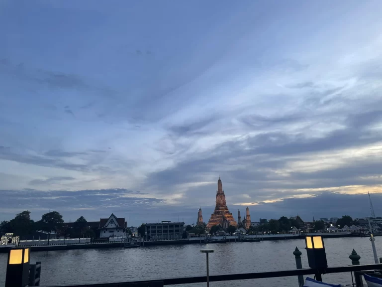 18:45頃のワット･アルン