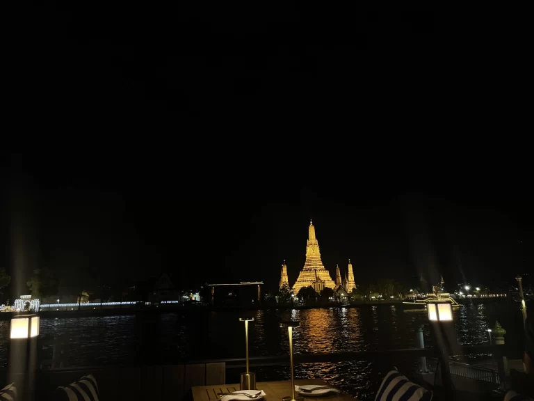 19:20頃のワット･アルン