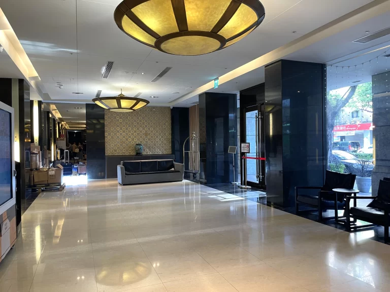 1階フロントと反対側