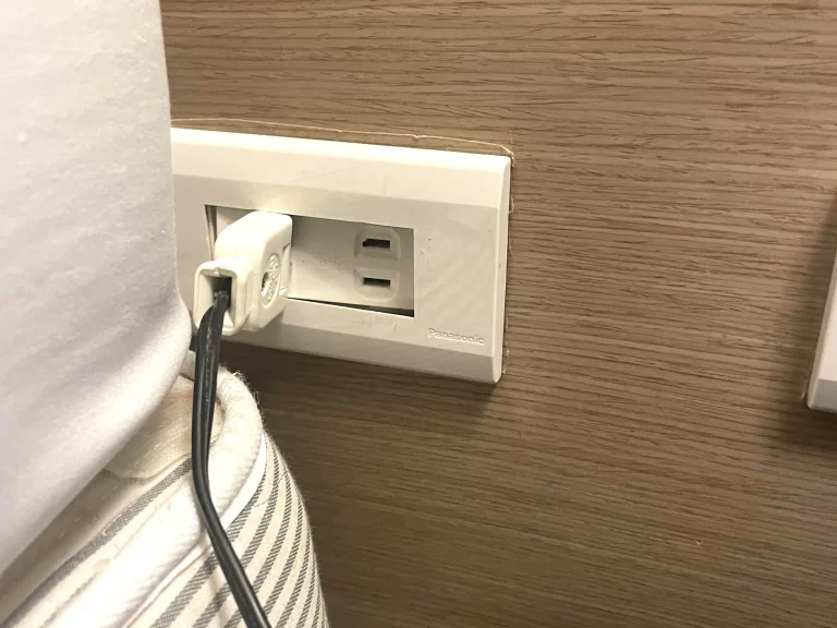 ベッド横のコンセント