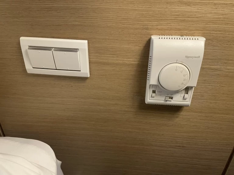 ベッド横のスイッチ