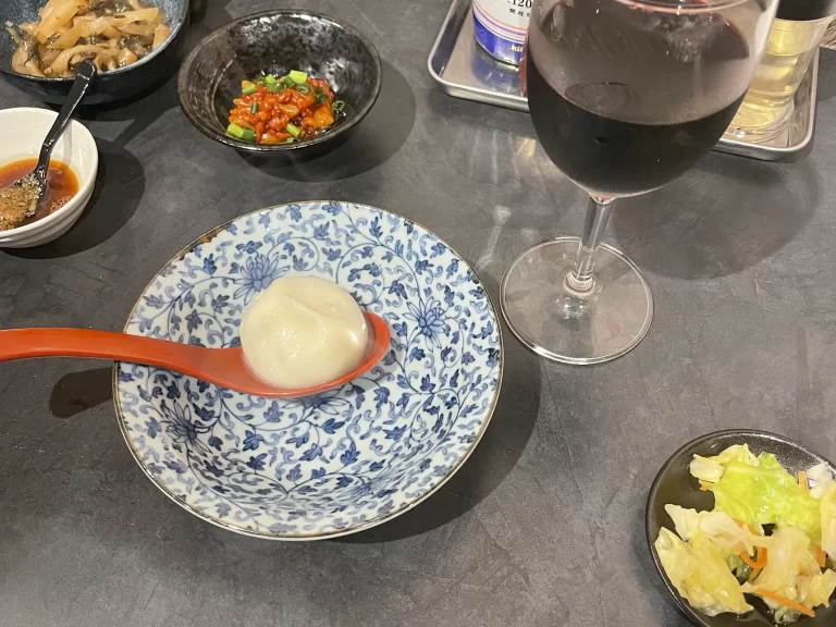 れんげに載った小籠包餃子