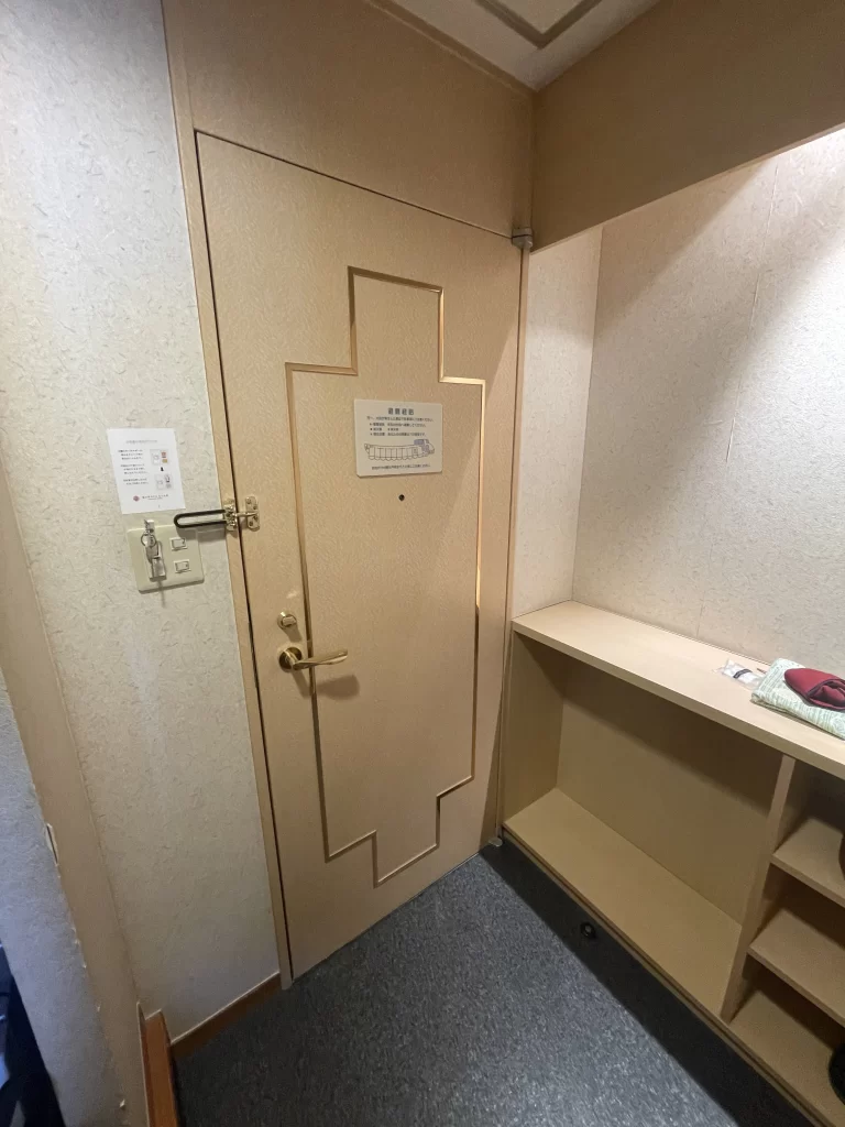 客室　＜入り口＞