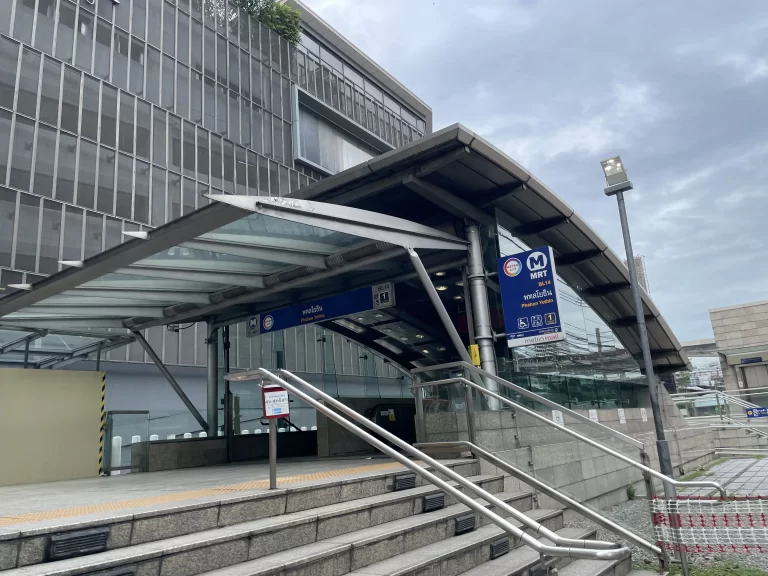 パホンヨーティン駅１番出口