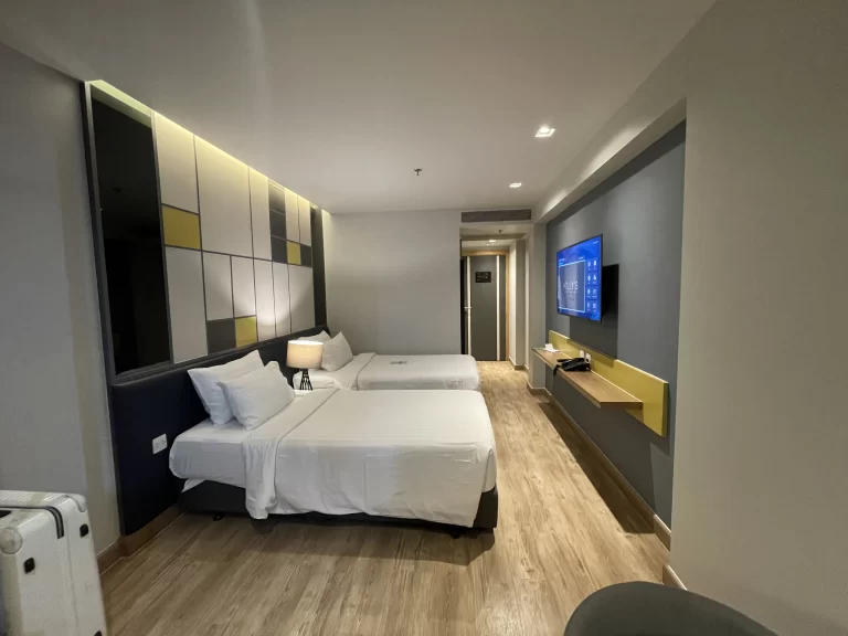 窓側から見たベッド