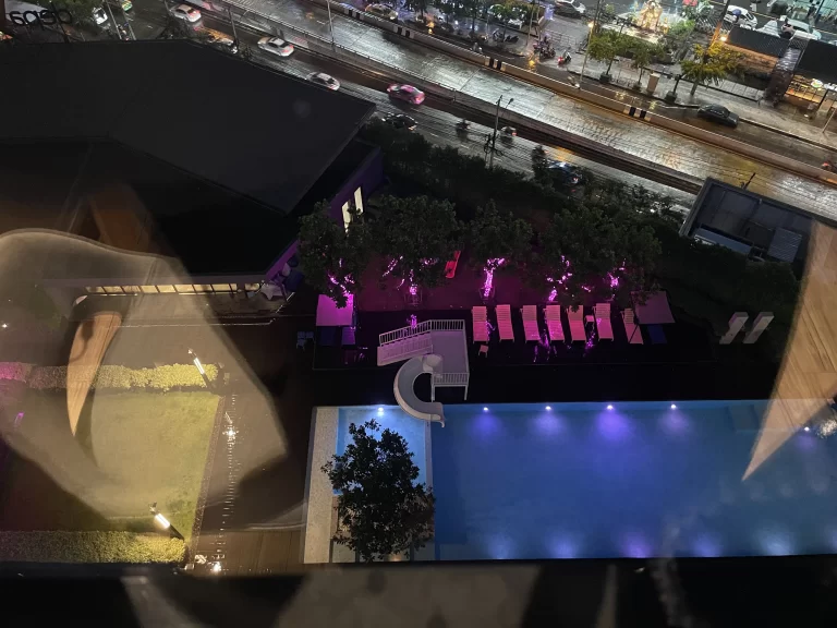 ホテルのプール