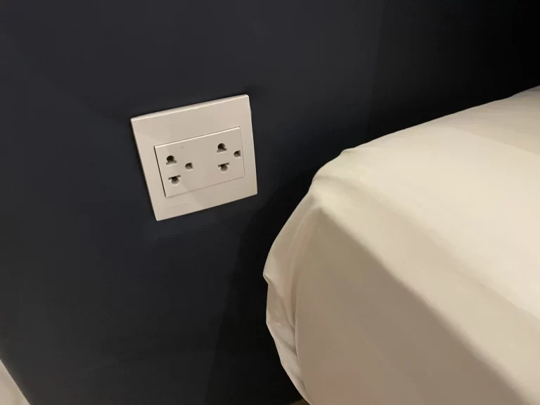 ベッド横コンセント