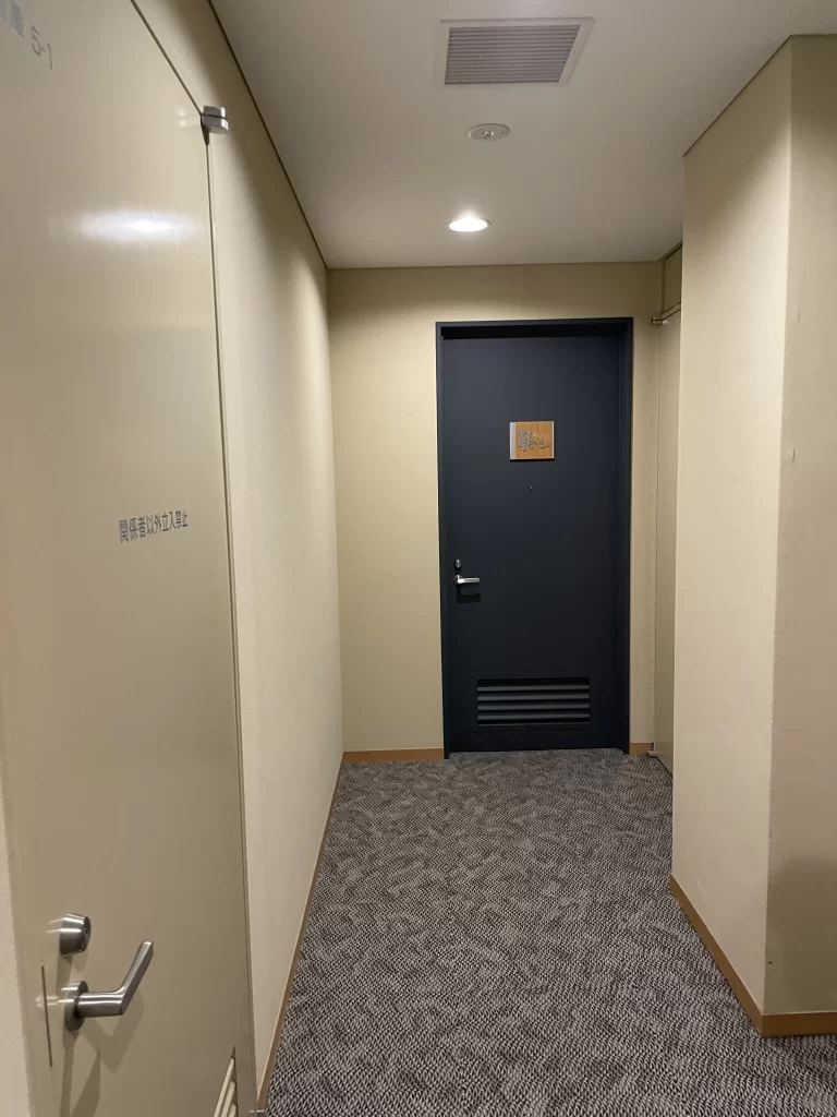 絹の渓谷　碧流　椿山