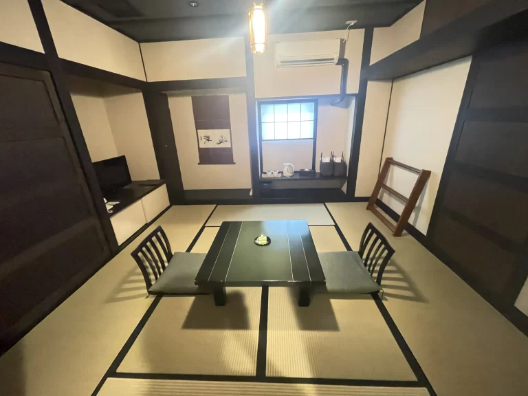 絹の渓谷　碧流　椿山