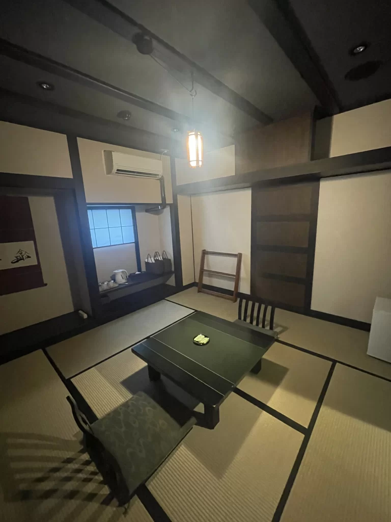 絹の渓谷　碧流　椿山