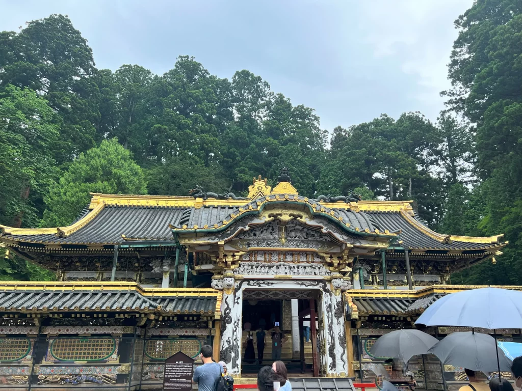 拝殿・本殿の前の国宝「唐門（からもん）」