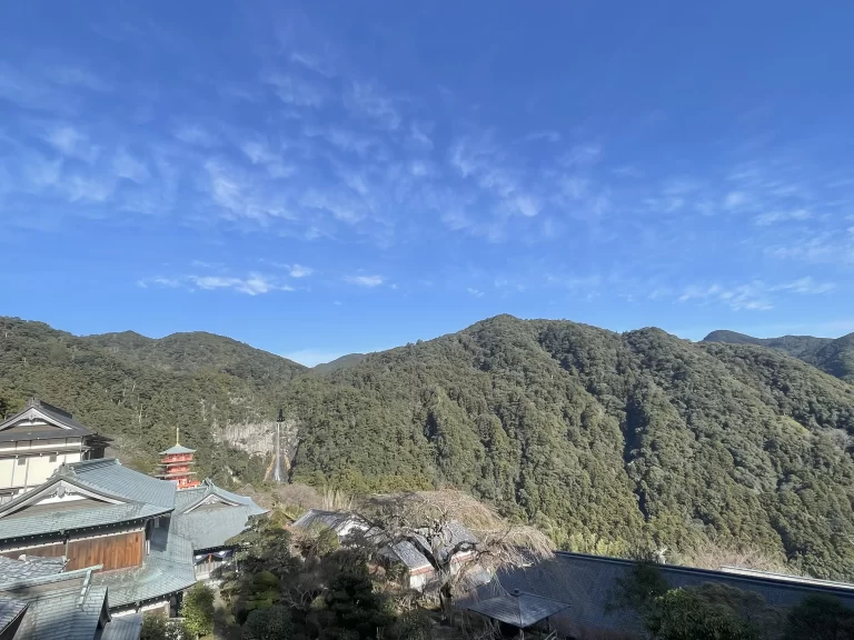 遠くに見える那智の滝