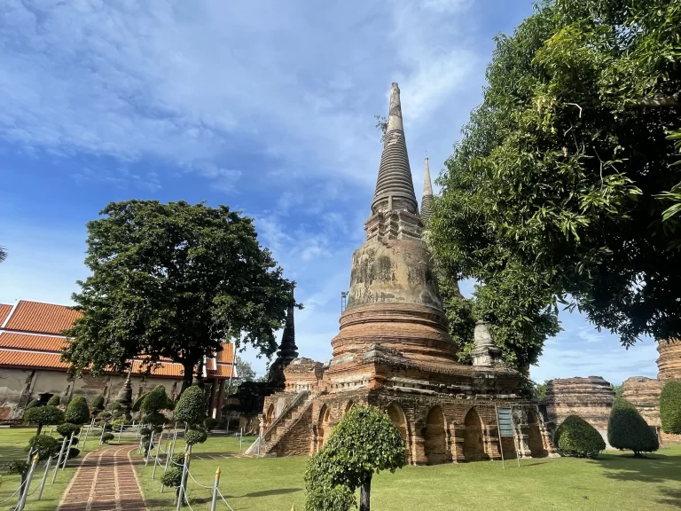 ワット･ヤイ･チャイ･モンコン入口付近の仏塔 loading=