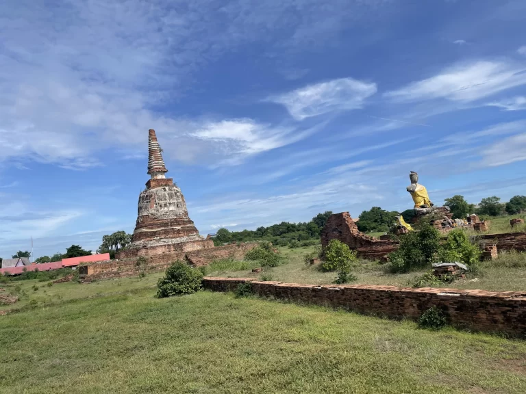 ワットチャンの片腕のない仏像
