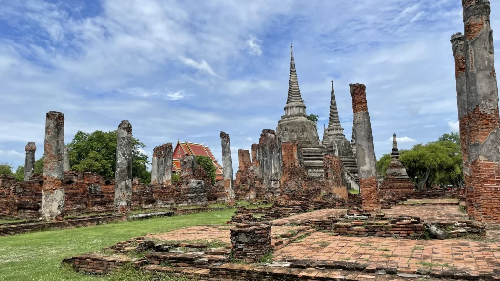 ワット･プラシーサンペット内 生々しい破壊の状況
