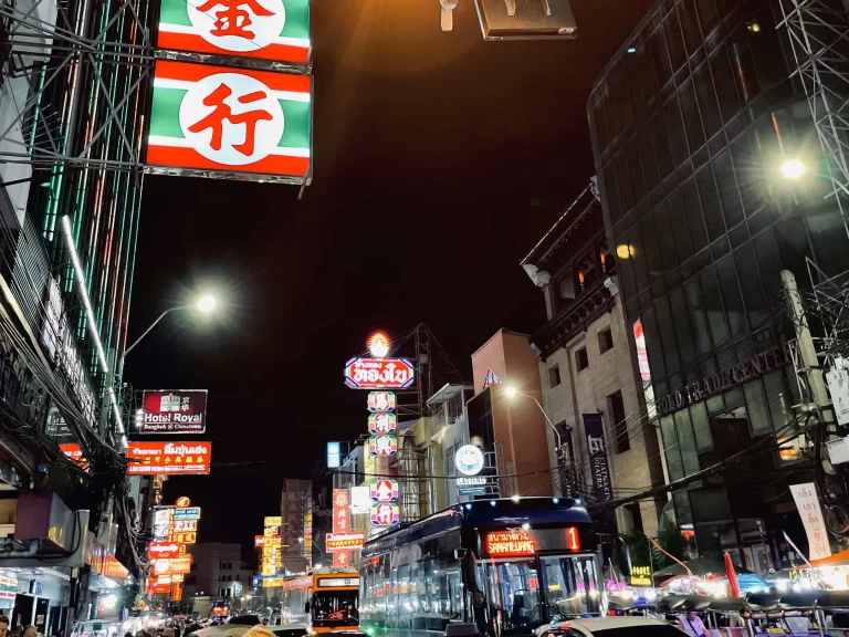 ヤラワート通り（夜）