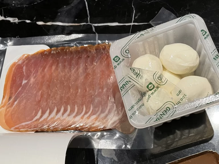 生ハムとモッツアレラチーズ