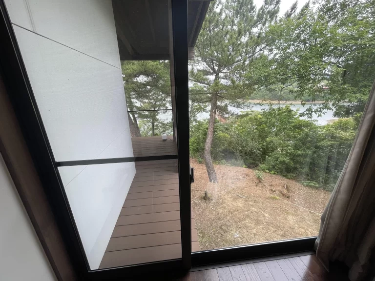 寝室の大きな窓