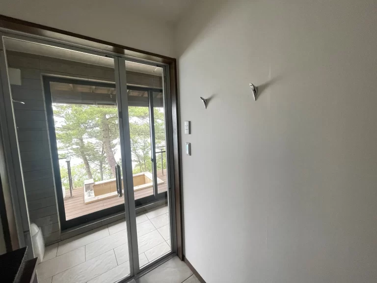 鏡の反対側の壁