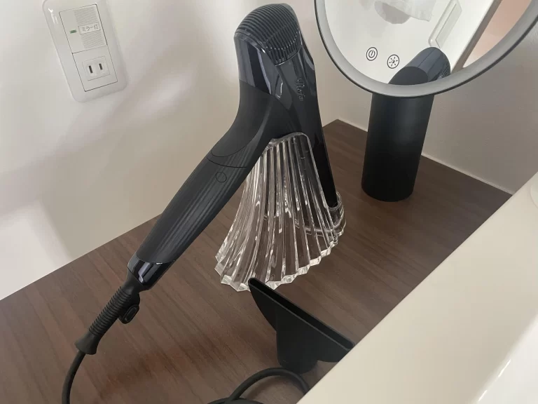 ドライヤーと女優鏡