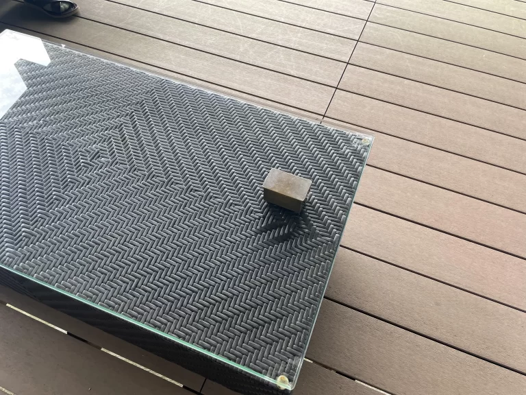 デッキのテーブル