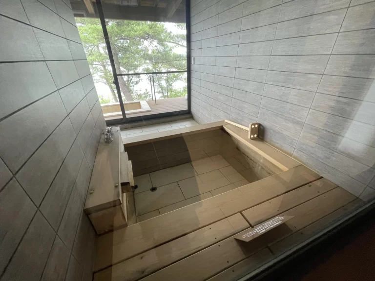 玄関から見えるお風呂