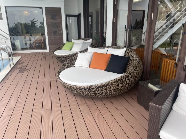 プールサイドのソファ