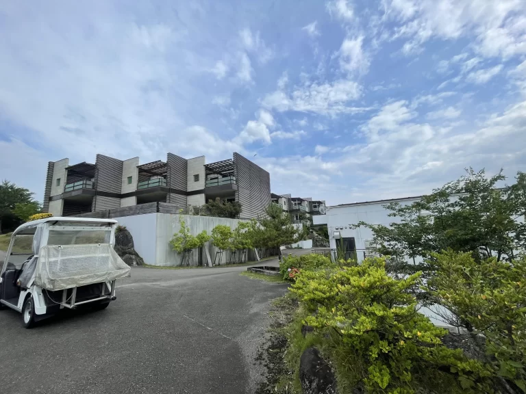 本館が見える母屋の裏