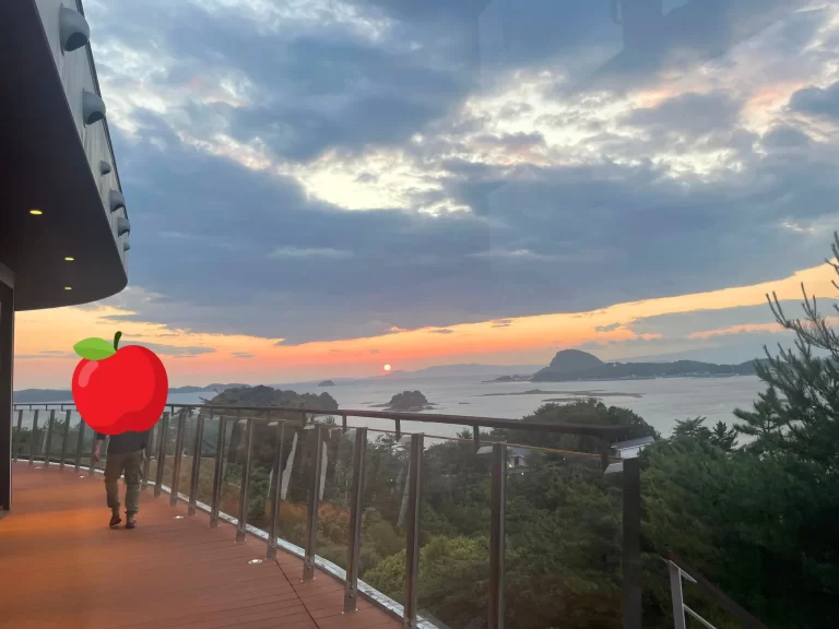 夕日とテラスに出た父