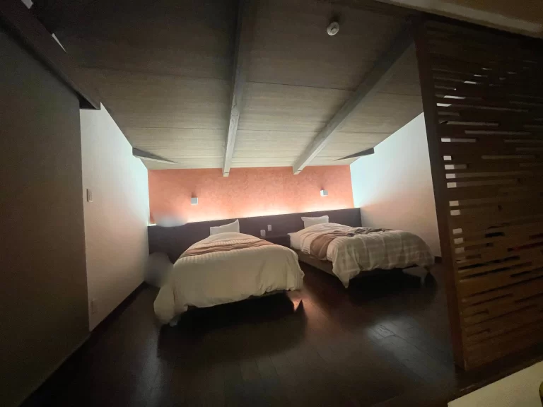 ターンダウン後の寝室